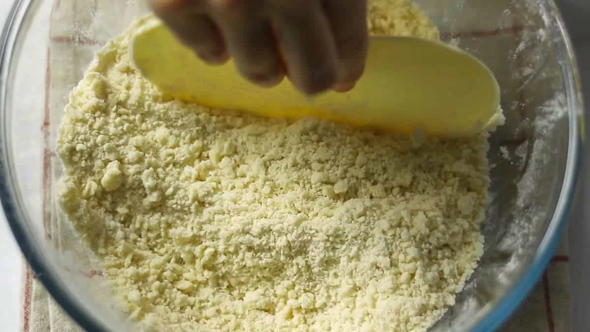 角切りにした冷えたバターを加えてスケッパーなどを使ってバターを切り刻みながら混ぜ合わせます。薄力粉に細かくなったバターが混ざっている、粉チーズのような状態になるまで混ぜます。