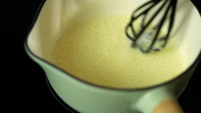 鍋で牛乳を温めます。
ボールに卵黄とグラニュー糖を合わせて混ぜます。
温めた牛乳をボールに半量加えて溶きのばし、鍋に戻します。とろみがつくまで混ぜながら加熱します。