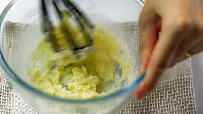 ボールにバターとグラニュー糖を加えて柔らかくなるまで混ぜ合わせます。
溶いた卵を少しづつ加えてその都度しっかり混ぜ合わせます。