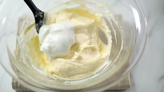 泡立てた卵白をマスカルポーネクリームに2-3回に分けて加え、ゴムベラで底から大きく返すように混ぜ合わせます。
絞り袋に入れて冷蔵庫に入れておきます。
