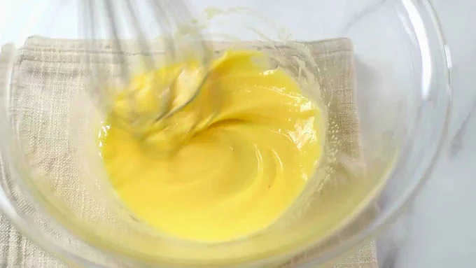 卵を卵黄と卵白に分けて別々のボウルに入れます。
卵黄にグラニュー糖を加え、白っぽくなるまでよく泡立てます。