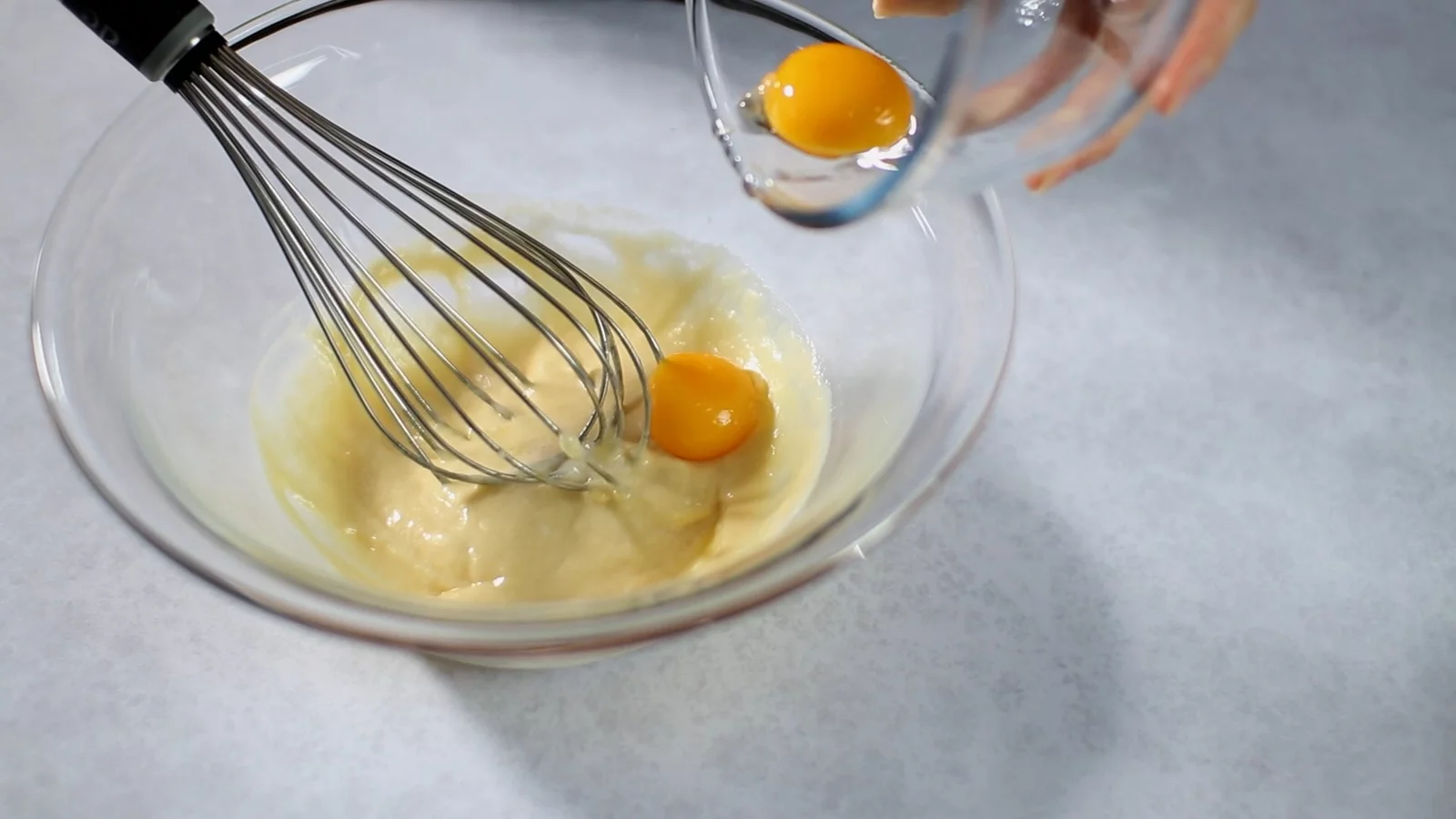 ・卵黄をひとつづつ加えて、その度によく混ぜ合わせます。