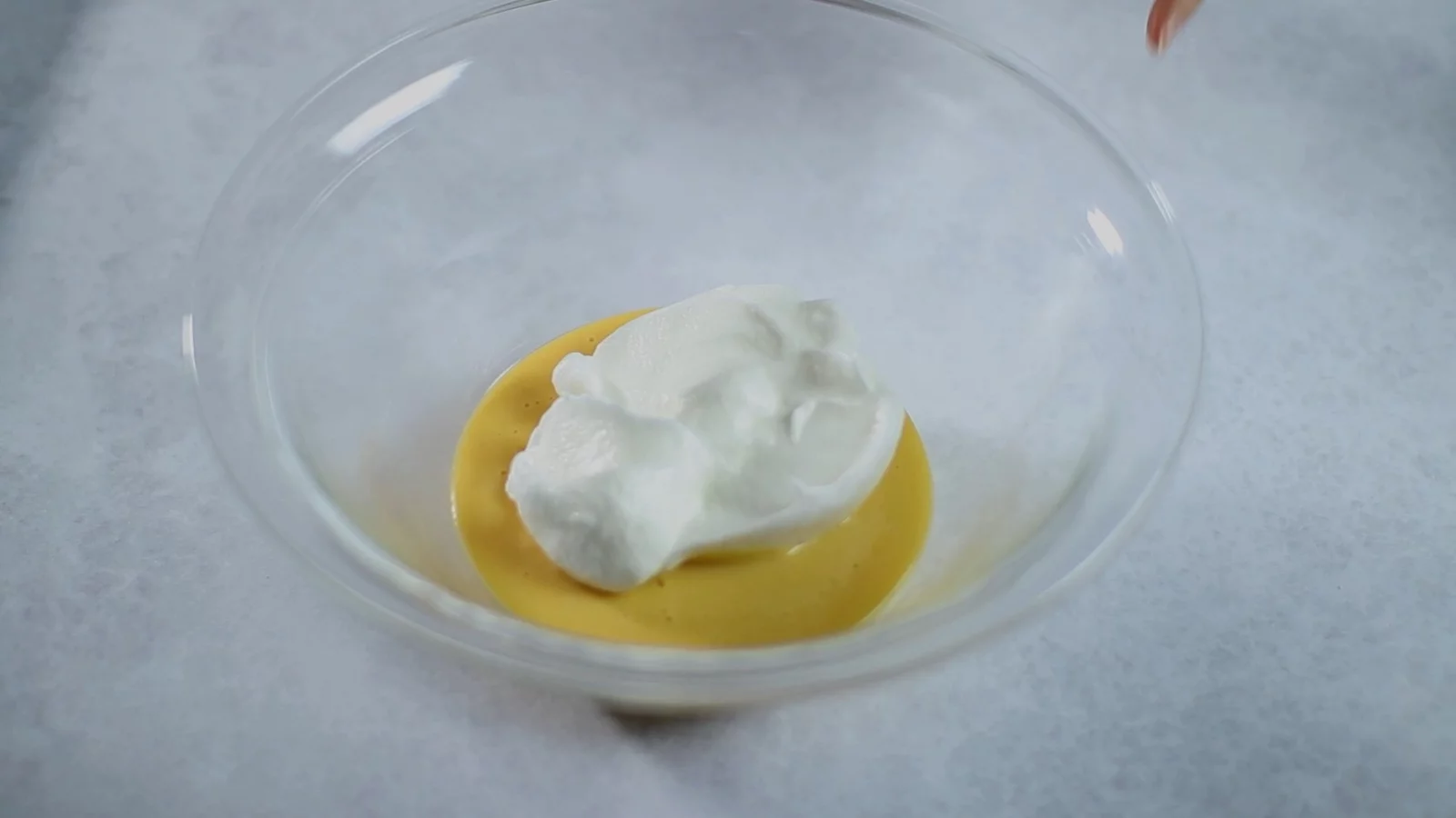 ・卵白の⅓を卵黄の生地に加え、ホイッパーで混ぜ合わせます。