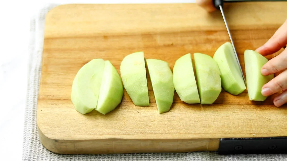 りんごの皮をむき芯を取り、8等分にします。（りんごは皮をむき芯を取ったあと550g程度でした。）