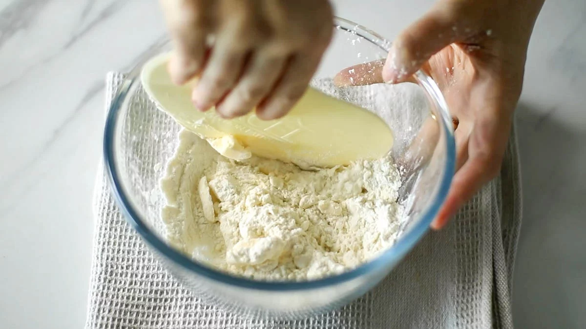 ボウルに薄力粉、バター、塩を入れてスケッパーでバターを切り刻みながら混ぜ合わせます。