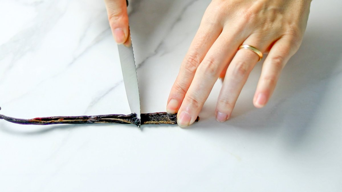 タルトタタンに注ぎ入れるソースを作ります。
バニラのさやをナイフの先で縦に割き、バニラビーンズをしごき出します。