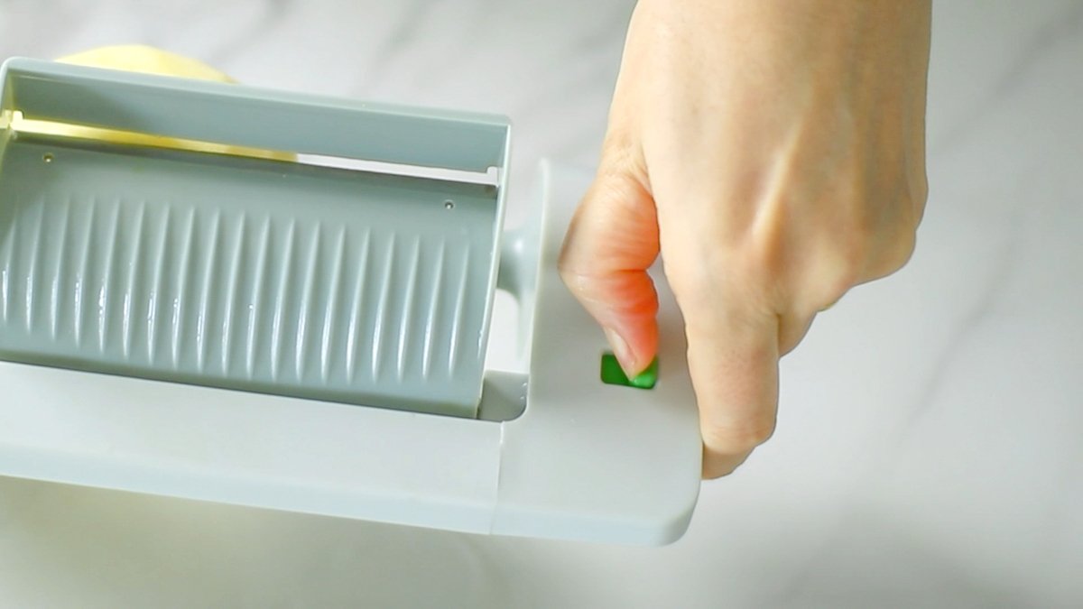 緑色の小さいスイッチを左側（外側）に向けます。