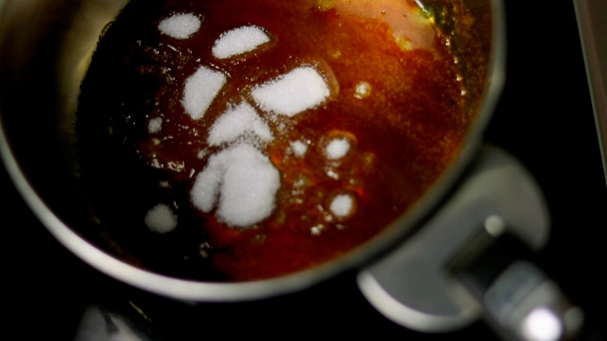 タルトタタンの底に入れるキャラメルを作ります。
鍋にグラニュー糖を入れて中火で加熱します。鍋のふちの方からキャラメル色に色づいてくるので、鍋を傾けたりして均一に焦げるようにします。