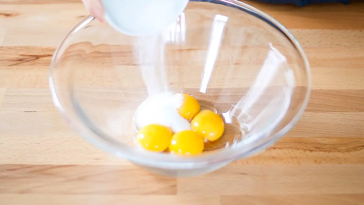 ボウルに卵黄、グラニュー糖を入れてハンドミキサーで白くもったりとするまでよく混ぜます。（ここでよ〜く空気を含ませて泡立てることが重要です！）