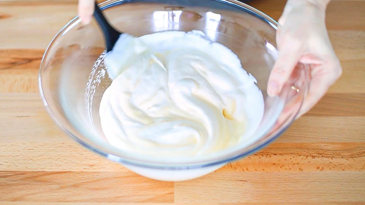 泡立てた生クリームを2. に加えて、ゴムベラで底から大きく返すように混ぜ合わせます。泡立てた卵白も2〜３回に分けて同じように混ぜ合わせます。