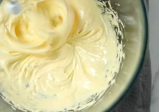 ボウルに卵黄、グラニュー糖（大さじ1）を入れてハンドミキサーで白っぽくなるまで混ぜます。