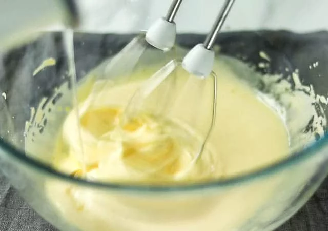 卵黄に煮詰めたシロップを少量ずつ加えながら泡立てます。冷めるまで泡立て続けます。