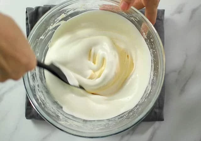 生クリームを泡立て、マスカルポーネクリームに加えてゴムべらで混ぜ合わせます。クリームを冷蔵庫に30分ほど入れてより濃度をつけておきます。
（柔らかいクリームにフィンガービスケットをのせるとクリームの中にフィンガービスケットが沈んでしまうことがあるため）