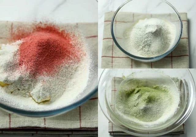 3色の生地を作ります。それぞれのボウルにそれぞれの以下の材料をふるいいれ混ぜ合わせます。
（白い生地）80g 薄力粉
（ピンク色の生地）80g 薄力粉＋ストロベリーパウダー
（緑色の生地）80g 薄力粉＋抹茶