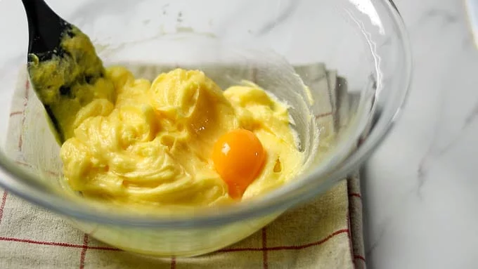 卵黄をひとつづつ加え、その都度よく混ぜ合わせます。