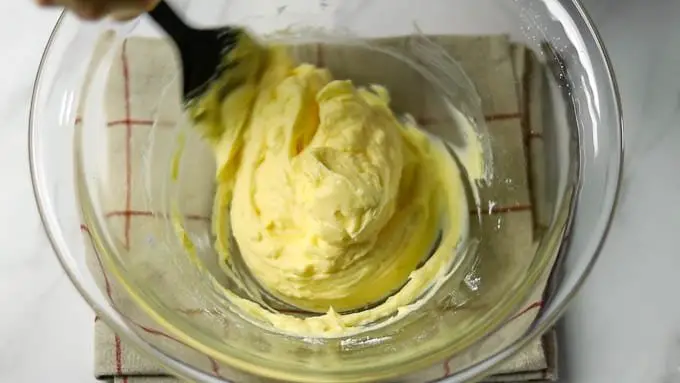 ボールに室温に戻したバターを入れて練って柔らかく戻し、粉砂糖を加えてよくすり混ぜます。