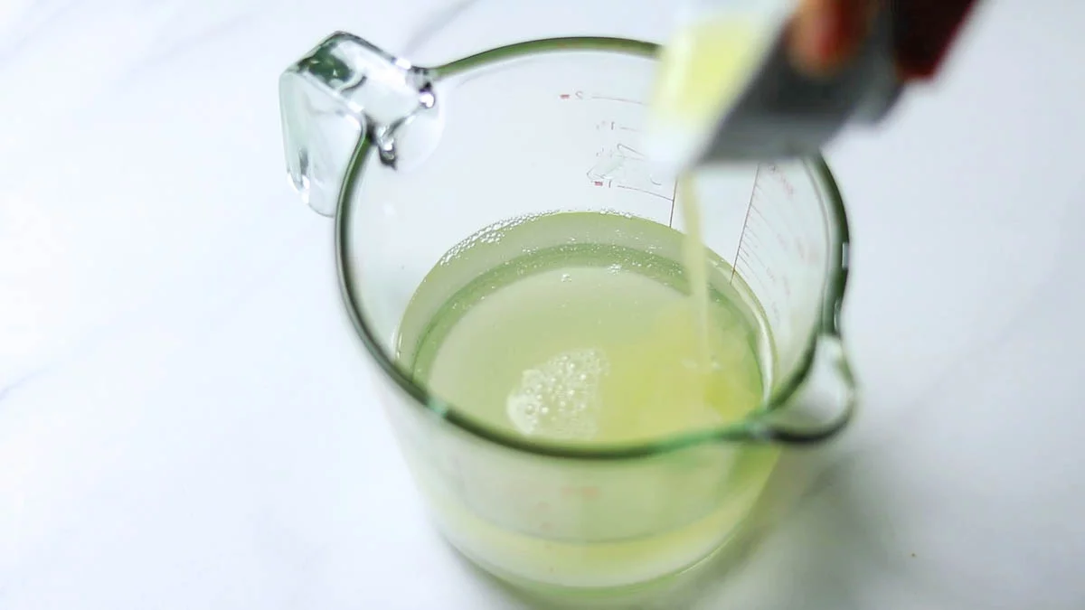 グラニュー糖、レモン汁、水を注ぎ入れ混ぜ溶かします。