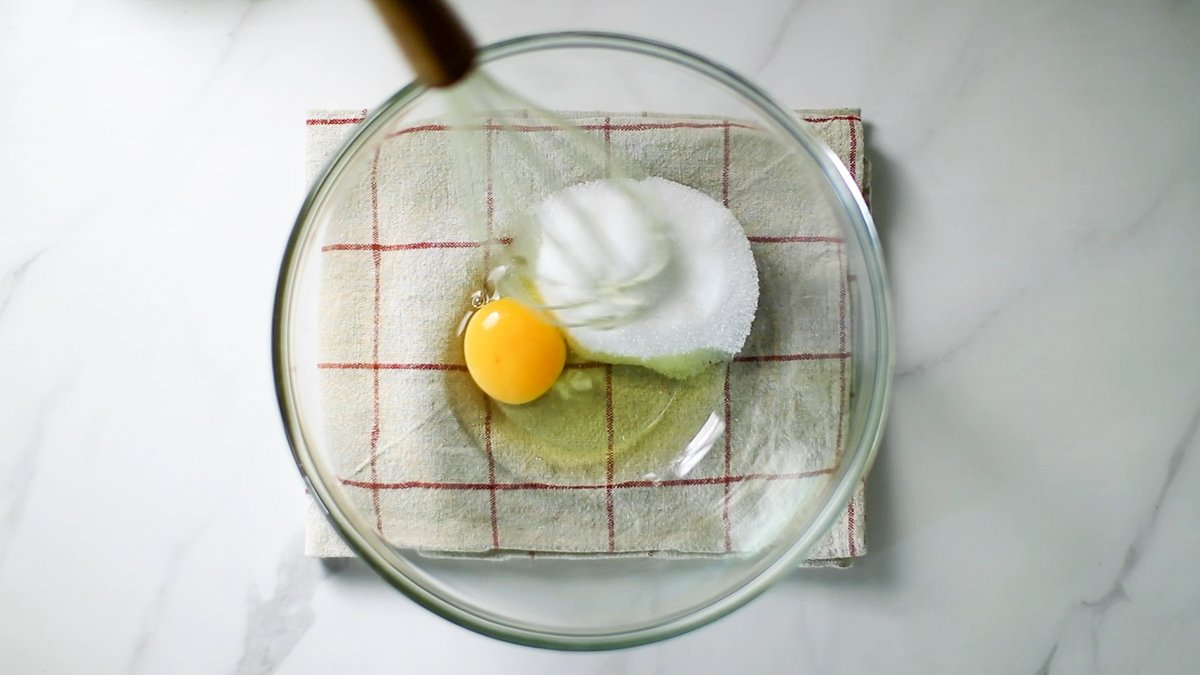 ボールに卵とグラニュー糖を入れて、ホイッパーで混ぜ合わせます。