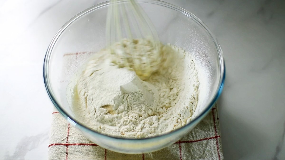 薄力粉、ベーキングパウダーふるい入れ、塩を加えて混ぜ合わせます。