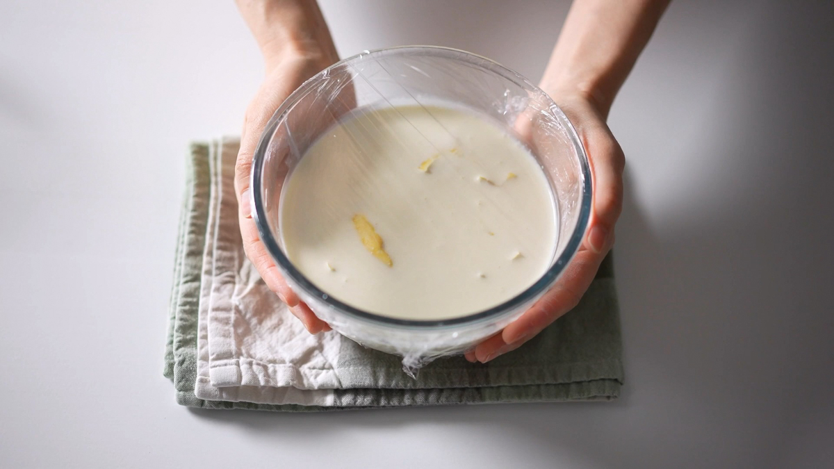 ピーラーでレモンの皮をむきます（白い部分は苦味が出るので避ける）。その皮を生クリームに加えラップをして、冷蔵庫で最低12時間休ませます。