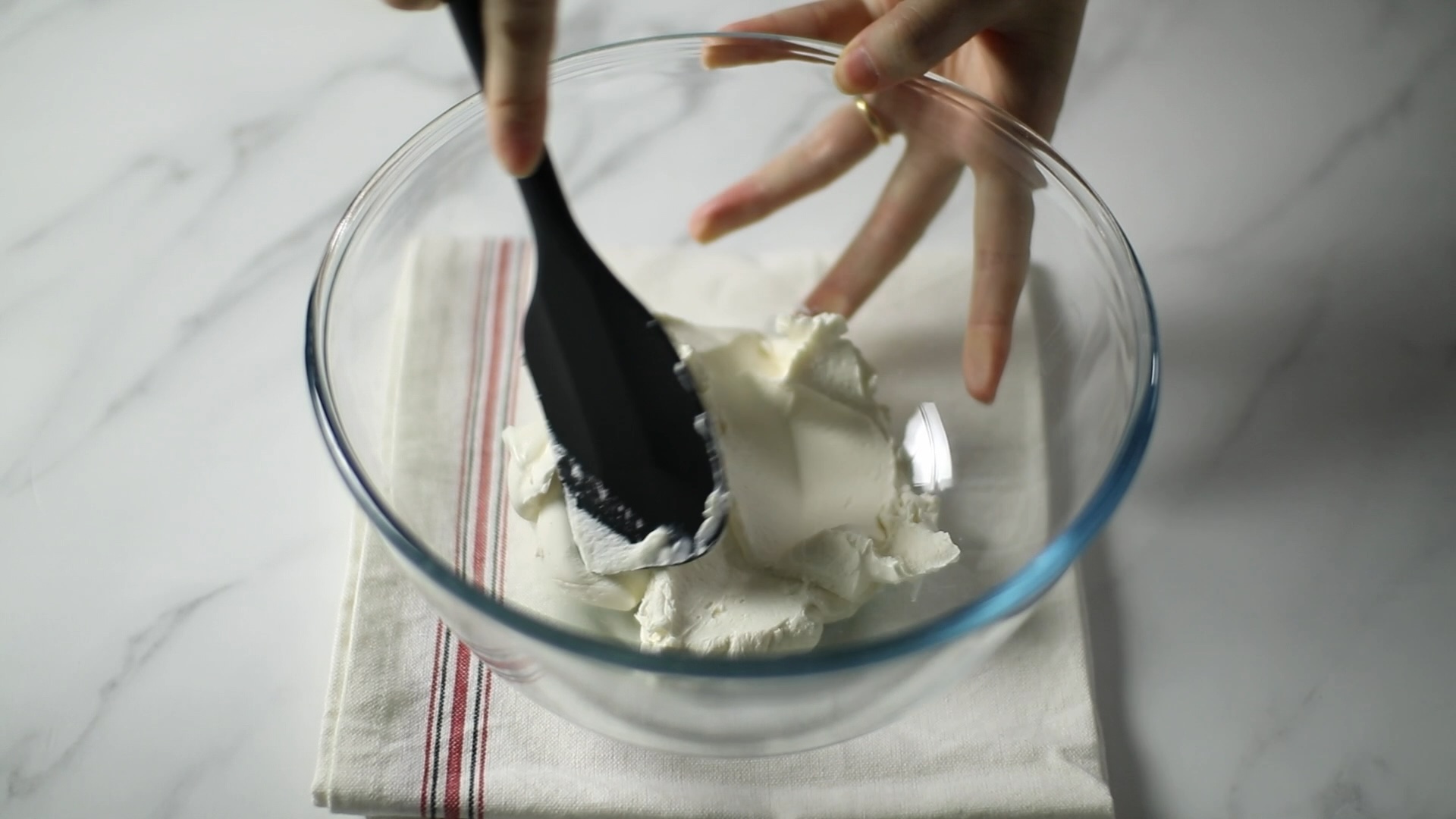 チョコレートを湯煎またはレンジで溶かします。
ボウルにマスカルポーネを入れ、固いようなら柔らかくねります。