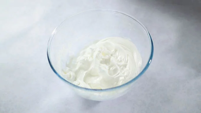 Put the egg whites in a bowl and add all the sugar first, then whisk thoroughly until a horn forms (If beating by hand, add the sugar in three additions)