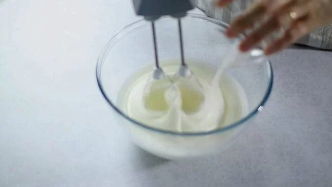 卵白にグラニュー糖を加えてメレンゲを作ります