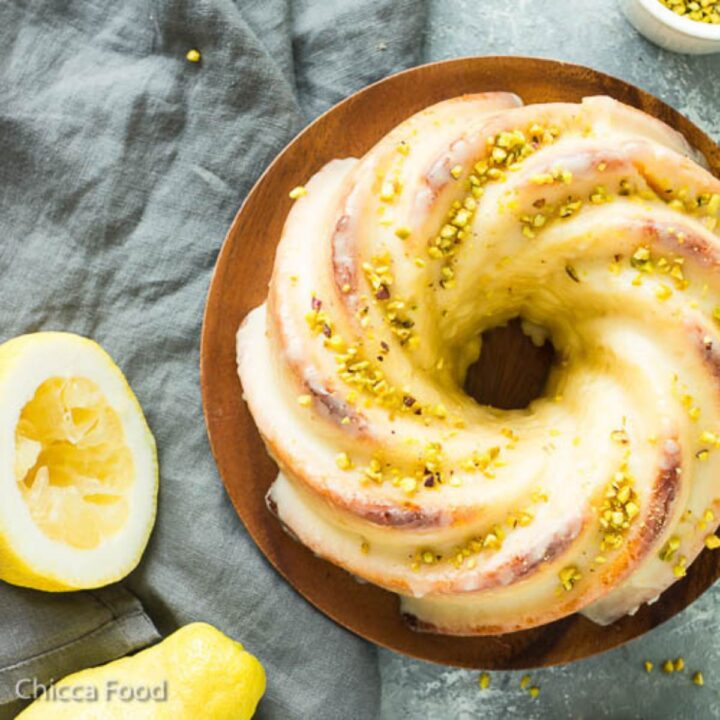 オリーブオイルとレモンの風味のポレンタケーキ
