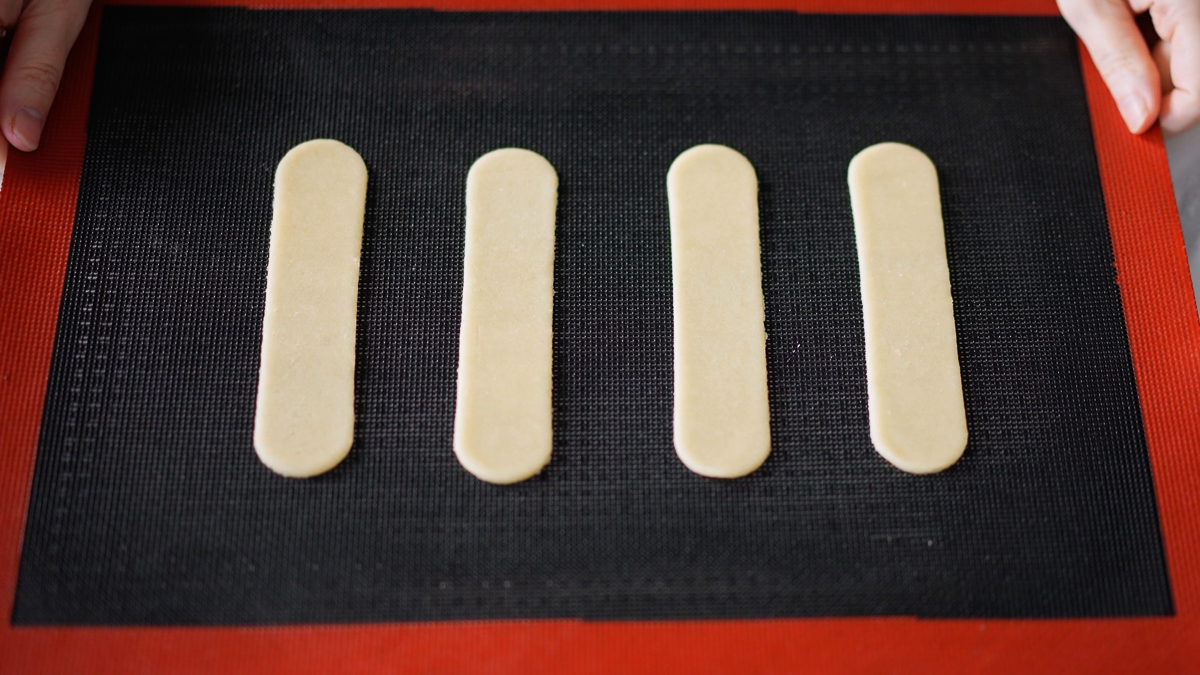 シルパンの上に置き、170℃に予熱したオーブンで約10分焼きます。