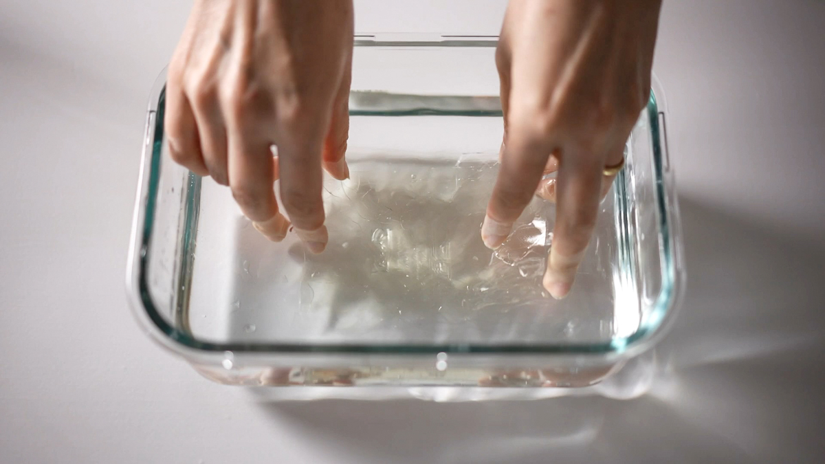 板ゼラチンを冷水に浸けて柔らかく戻します。