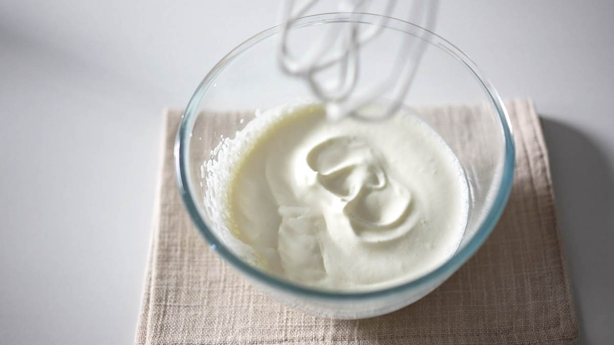 生クリームを7分立て（少しツノが立つ程度）に泡立てます。
