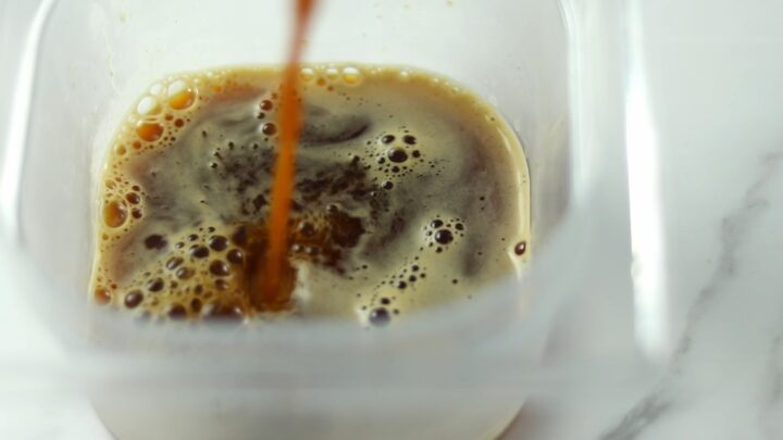 エスプレッソコーヒー、または濃い目に淹れたコーヒーを用意し、常温に冷ましておきます。